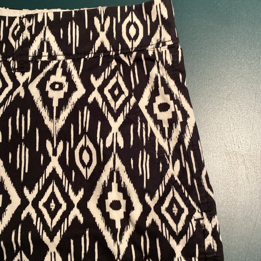 Black White Ikat Print Shorts - Picture 5 of 6